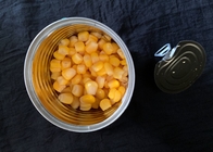 Maïs en boîte jaune bidon cuit à la vapeur avec les couvercles ouverts faciles